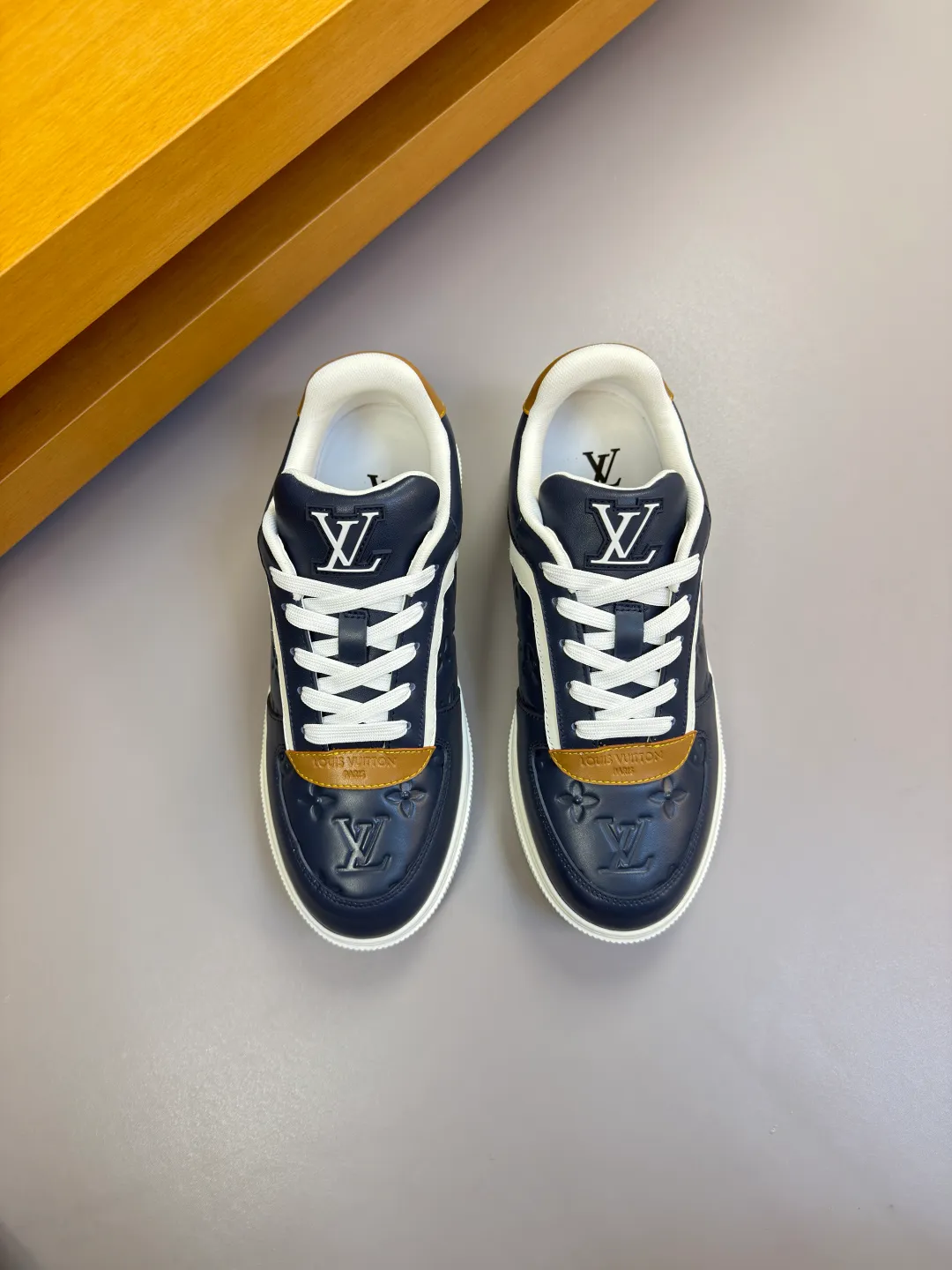[L Home] Top P: 740💰 Size: 39-44 (customized for 38.45) 2026🆕 Lv new men's high-end original casual sports sneakers Upper: 🔝Nappa calfskin. Air-pressured brand totem, toe box, heel. Air-pressured brand logo, tongue. Sewn brand plastic module Lining: Brand canvas Outsole: Ultra-light TPR rubber; Molded outsole Super high quality control and fine workmanship.
